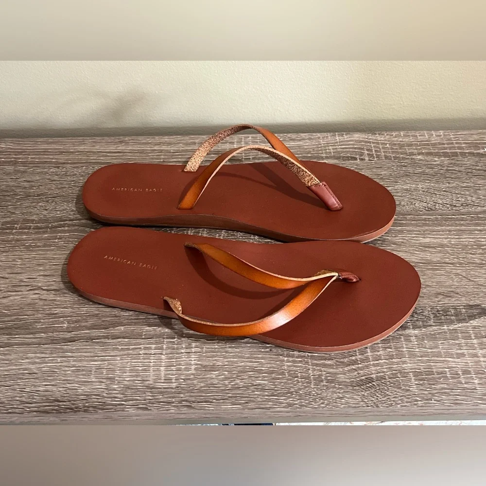 American Eagle Outfitters Women’s Brown Leather Flip Flop Sandals Size 10 NEW - Picture 1 of 2
